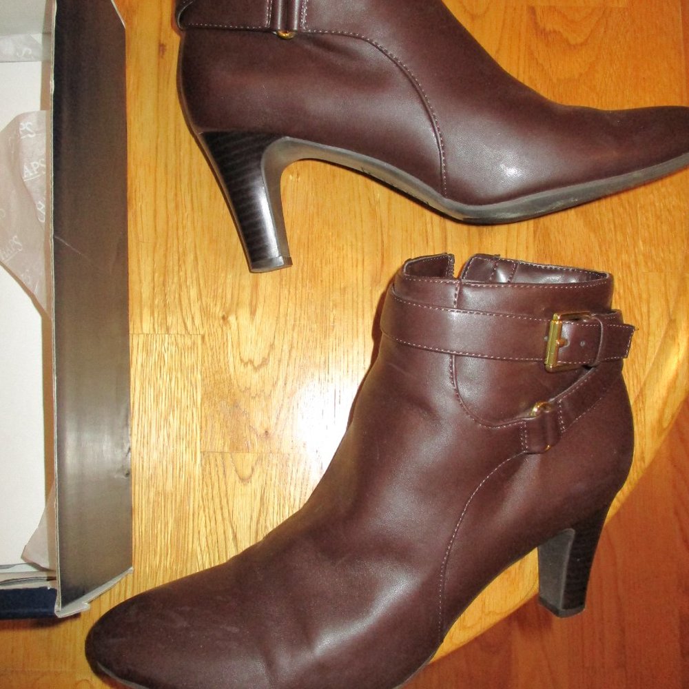 Chaps Dark Brown Size 9.5B - only worn a few times